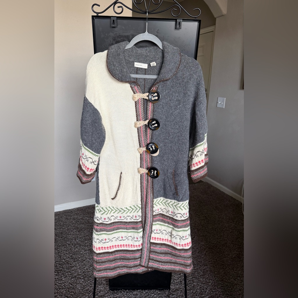 Chic Gray And Cream Cardigan With Patterned Accents
